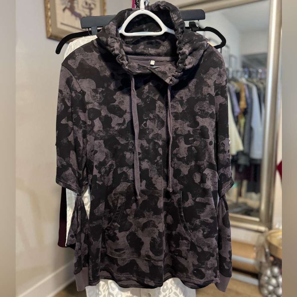 Hooded sweatshirt with black/grey army pattern and openings at the elbows.
